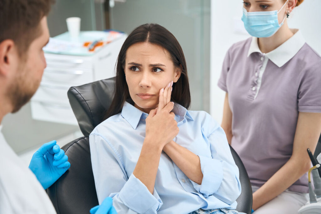 pacienta in cabinetul stomatologic care acuza durere