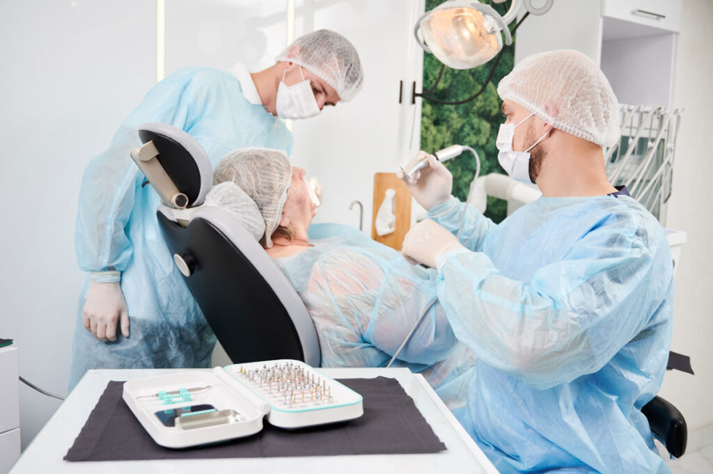 dentist si asistentul sau in timpul unei interventii stomatologice